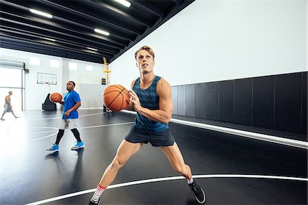 Male basketball player practicing aim on court Photographie de stock - Premium Libres de Droits, Code: 614-08827229