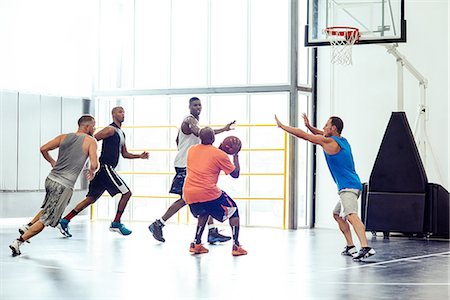 simsearch:614-08827236,k - Male basketball player aiming ball for hoop in basketball game Foto de stock - Royalty Free Premium, Número: 614-08827246