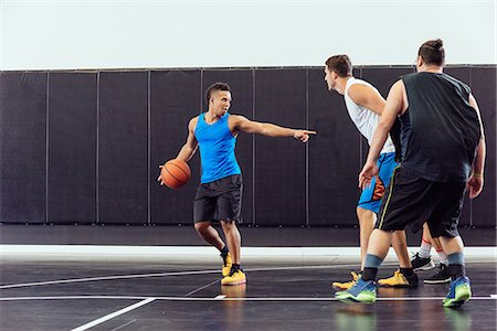 simsearch:614-08827236,k - Male basketball player holding ball and pointing in basketball practice Foto de stock - Royalty Free Premium, Número: 614-08827248