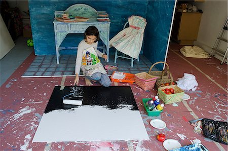 Girl in garage creating set design Foto de stock - Sin royalties Premium, Código: 614-08827259