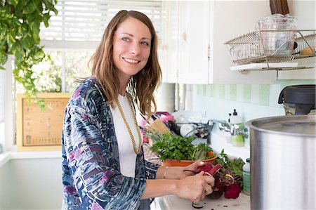 slicing vegetables - Women in kitchen preparing food Stock Photo - Premium Royalty-Free, Code: 614-08827345