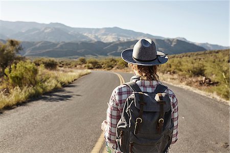 rucksacktourismus - Woman standing in desert road, looking ahead, Sedona, Arizona, USA Photographie de stock - Premium Libres de Droits, Code: 614-08827409