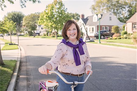 simsearch:614-07240017,k - Portrait of youthful senior woman with bicycle on suburban road Stockbilder - Premium RF Lizenzfrei, Bildnummer: 614-08827419