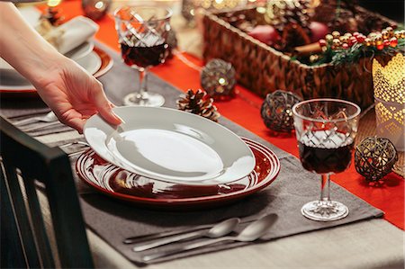 setting - Woman preparing festive place setting Photographie de stock - Premium Libres de Droits, Code: 614-08821214