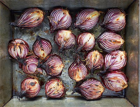 simsearch:649-06845220,k - Overhead view of roasted red onion halves with rosemary and olive oil in roasting tin Foto de stock - Sin royalties Premium, Código: 614-08821444