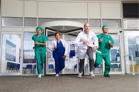 doctor emergency running - Medical team rushing out of door Foto de stock - Sin royalties Premium, Código: 614-08865479