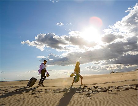 Travel couple walk on sand Fotografie stock - Premium Royalty-Free, Codice: 614-08865605