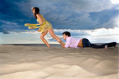 Man traps womans leg Foto de stock - Sin royalties Premium, Código: 614-08865600