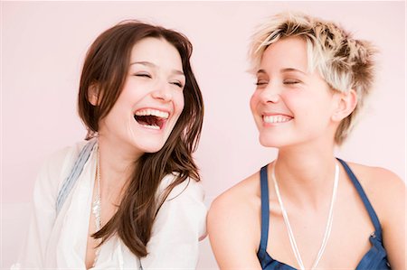 simsearch:649-03666826,k - Girls laughing together Foto de stock - Sin royalties Premium, Código: 614-08865691