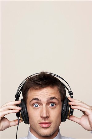 simsearch:614-08866261,k - Young man wearing headphones Photographie de stock - Premium Libres de Droits, Code: 614-08865780