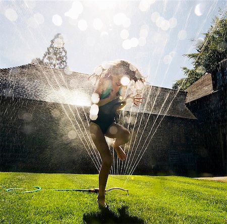 rociador - Girl running through sprinklers Foto de stock - Sin royalties Premium, Código: 614-08865952