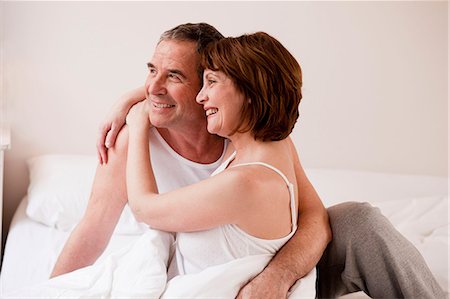 Eldery couple embracing and smiling Photographie de stock - Premium Libres de Droits, Code: 614-08866080