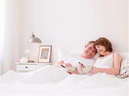 simsearch:6108-06166423,k - Eldery couple eating in bed Fotografie stock - Premium Royalty-Free, Codice: 614-08866083