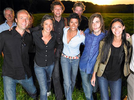 sunset hang out - Group of friends walking in a field Foto de stock - Sin royalties Premium, Código: 614-08866118