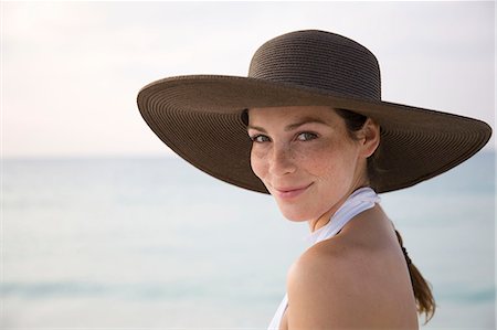 simsearch:614-08866152,k - Woman on Beach Smiling at Camera Foto de stock - Sin royalties Premium, Código: 614-08866145