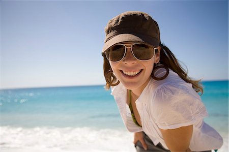 simsearch:614-08866152,k - Smiling Woman on Beach Foto de stock - Sin royalties Premium, Código: 614-08866140