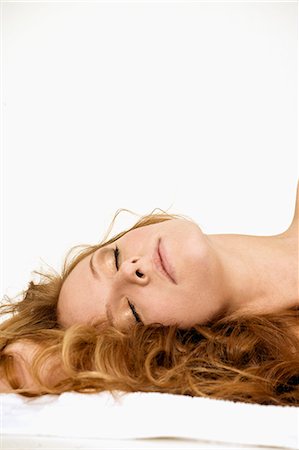 simsearch:614-08866261,k - Blonde woman lying on towel Photographie de stock - Premium Libres de Droits, Code: 614-08866269