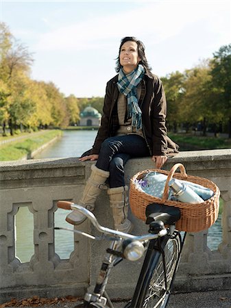 simsearch:649-03008657,k - Woman sitting on river bridge in Autumn Photographie de stock - Premium Libres de Droits, Code: 614-08866329