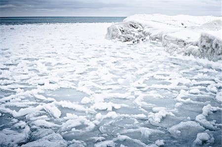 simsearch:6118-09076339,k - Looking out over frozen lake Photographie de stock - Premium Libres de Droits, Code: 614-08866367