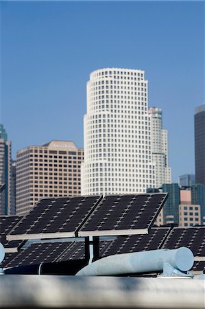 simsearch:614-08866438,k - Solar panels in cityscape Foto de stock - Royalty Free Premium, Número: 614-08866437