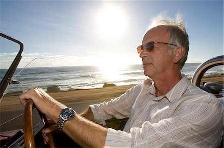 Older man driving sportscar by the sea Photographie de stock - Premium Libres de Droits, Code: 614-08866519