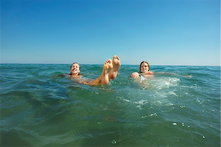 simsearch:649-02290457,k - Two girls floating in the sea Photographie de stock - Premium Libres de Droits, Code: 614-08866554