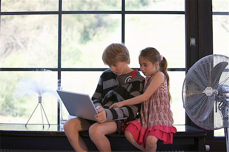 simsearch:614-06443089,k - Girl and boy on computer at house Photographie de stock - Premium Libres de Droits, Code: 614-08866653