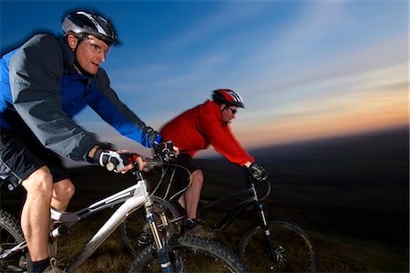simsearch:614-08869010,k - Two mountain bikers riding together. Fotografie stock - Premium Royalty-Free, Codice: 614-08866672