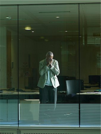 simsearch:693-03314173,k - A man stands with his head in hands Photographie de stock - Premium Libres de Droits, Code: 614-08866684