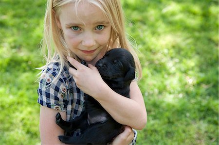 young girl cuddling puppy Foto de stock - Sin royalties Premium, Código: 614-08866705