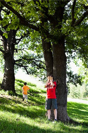 simsearch:632-05845347,k - Two Boys Playing Hide and Seek Stock Photo - Premium Royalty-Free, Code: 614-08866745