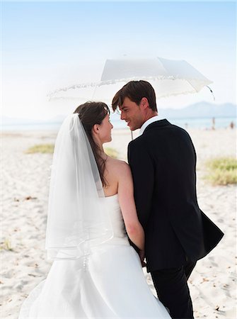 simsearch:694-03326456,k - bride and groom walking under parasol Photographie de stock - Premium Libres de Droits, Code: 614-08866770
