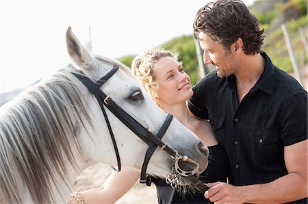 simsearch:614-08866857,k - couple smiling holding horse Foto de stock - Sin royalties Premium, Código: 614-08866855