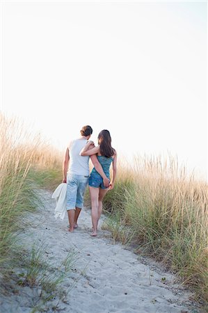 simsearch:614-07708168,k - couple strolling along beach Stock Photo - Premium Royalty-Free, Code: 614-08866882