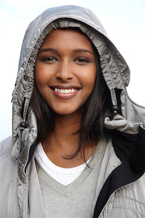 simsearch:614-08866261,k - Woman smiling wearing warm hooded jacket Photographie de stock - Premium Libres de Droits, Code: 614-08866908