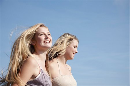 simsearch:649-08923578,k - Two female friends walking outdoors Fotografie stock - Premium Royalty-Free, Codice: 614-08866902