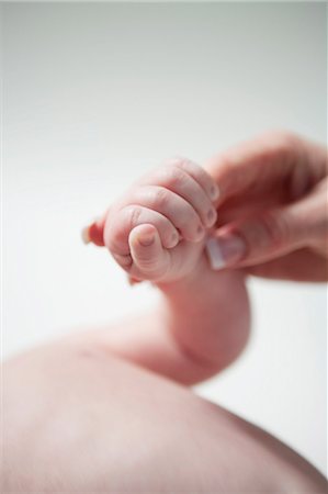 simsearch:649-08119446,k - Young baby holding mother's finger Foto de stock - Sin royalties Premium, Código: 614-08866927
