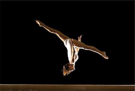 gymnast jumping on beam Photographie de stock - Premium Libres de Droits, Code: 614-08867158