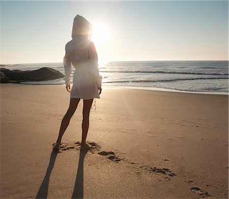 simsearch:614-08874161,k - woman at the beach looking into distance Stockbilder - Premium RF Lizenzfrei, Bildnummer: 614-08867316