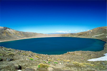 volcanic lake and blue sky Foto de stock - Sin royalties Premium, Código: 614-08867349