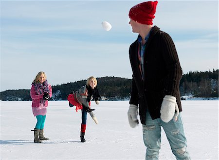 simsearch:6113-06899373,k - Friends having snow fight Foto de stock - Sin royalties Premium, Código: 614-08867569