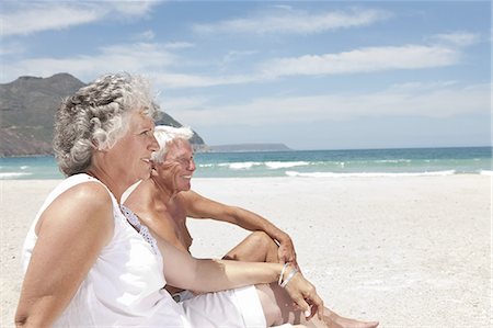 simsearch:614-06625173,k - Older couple relaxing on beach Photographie de stock - Premium Libres de Droits, Code: 614-08867746