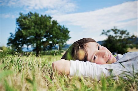 simsearch:649-09003874,k - Smiling boy laying in grass Foto de stock - Royalty Free Premium, Número: 614-08867783