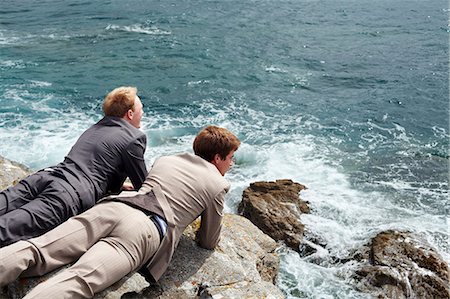 simsearch:614-08867818,k - Businessmen peering over cliff edge Foto de stock - Sin royalties Premium, Código: 614-08867823