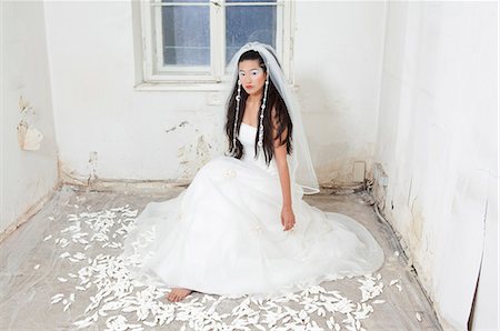 simsearch:632-09192292,k - Woman in wedding gown in empty house Fotografie stock - Premium Royalty-Free, Codice: 614-08867851