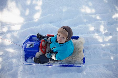elmau - Child riding toy snowmobile in snow Foto de stock - Royalty Free Premium, Número: 614-08867906