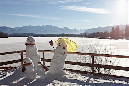 simsearch:700-01344859,k - Family of snowmen in front yard Foto de stock - Sin royalties Premium, Código: 614-08867907