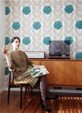 simsearch:6113-07906158,k - Woman in vintage dress with record Stock Photo - Premium Royalty-Free, Code: 614-08867933