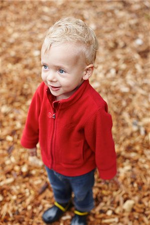 simsearch:649-06488434,k - Toddler boy smiling outdoors Fotografie stock - Premium Royalty-Free, Codice: 614-08868008