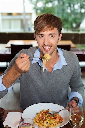 simsearch:6122-07703483,k - Man eating pasta in restaurant Fotografie stock - Premium Royalty-Free, Codice: 614-08868095